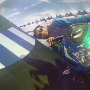 Suzuki motorcycle knee drag Auto Expo