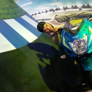 Suzuki motorcycle knee drag Auto Expo