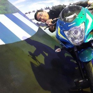 Suzuki motorcycle knee drag Auto Expo