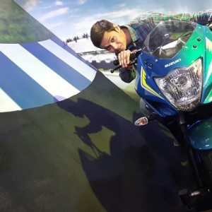 Suzuki motorcycle knee drag Auto Expo