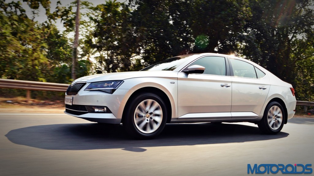 2016 Skoda Superb (1)