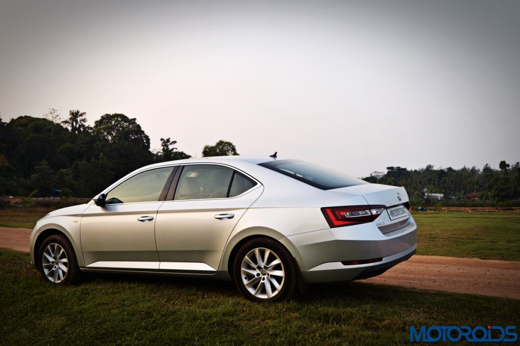 2016 Skoda Superb (32)