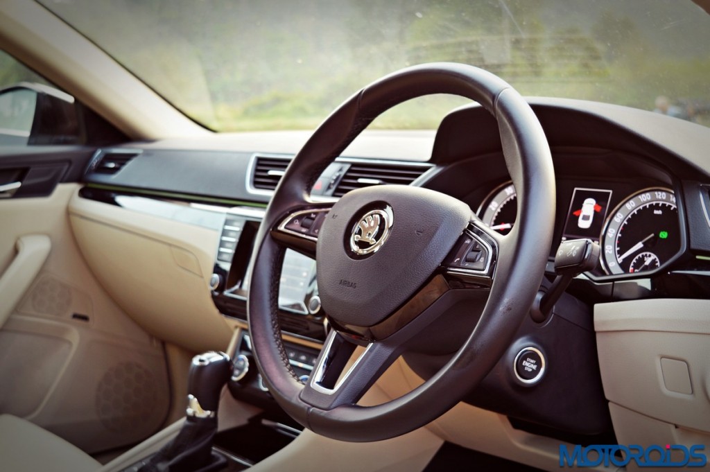 2016 Skoda Superb Steering Wheel (2)