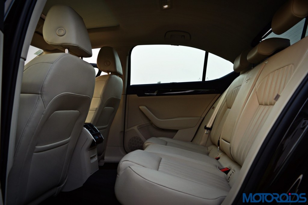 2016 Skoda Superb rear seat (2)