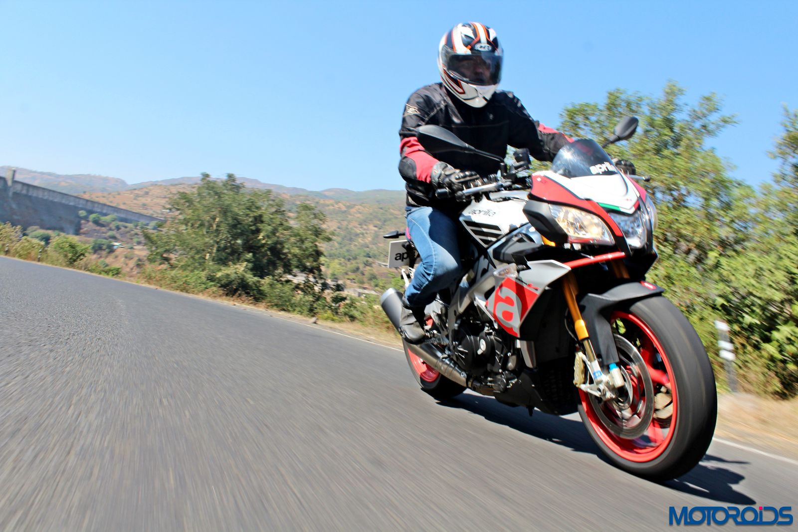 Aprilia Tuono V4 1100 Factory Review - Action Shots (22)