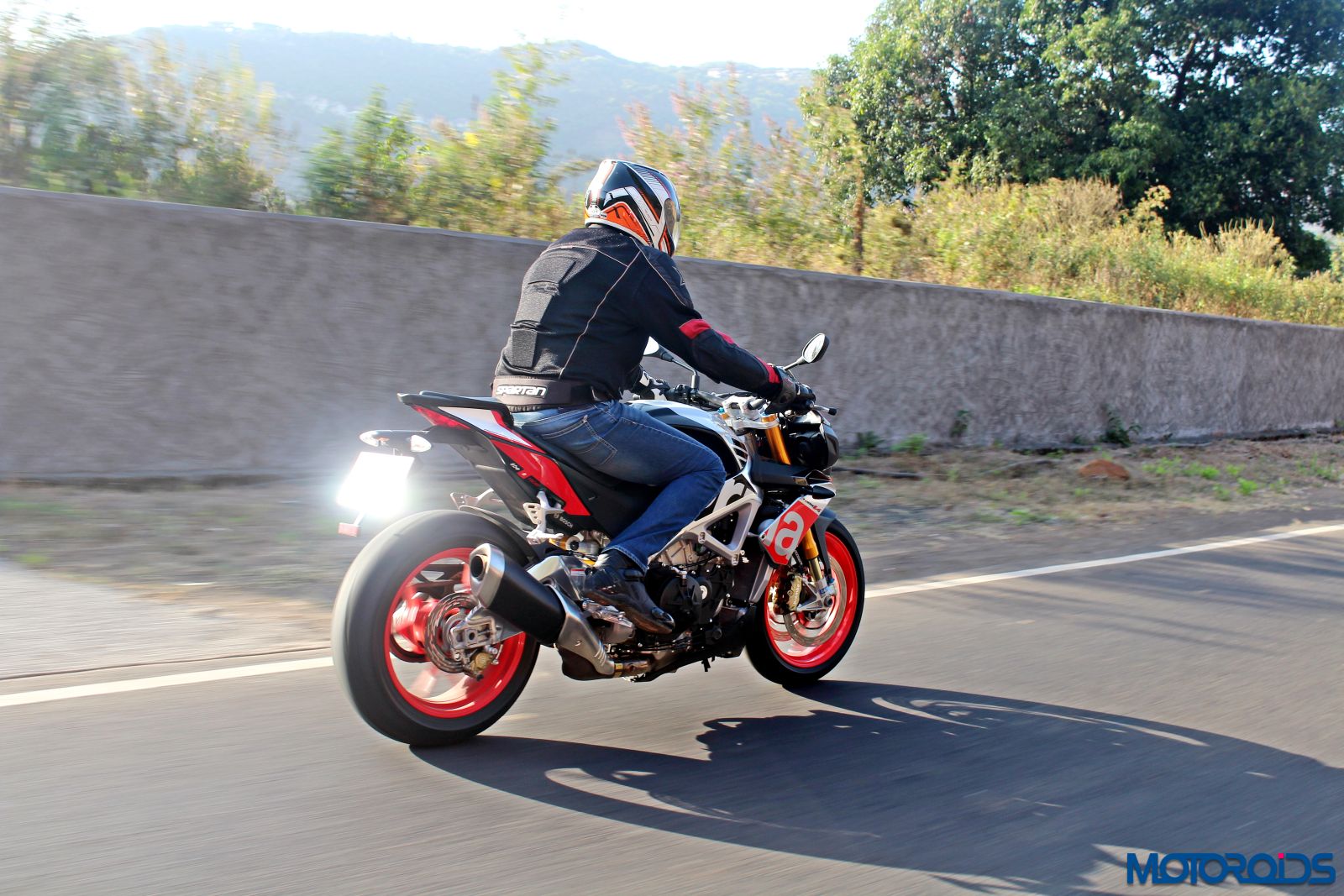 Aprilia Tuono V4 1100 Factory Review - Action Shots (42)