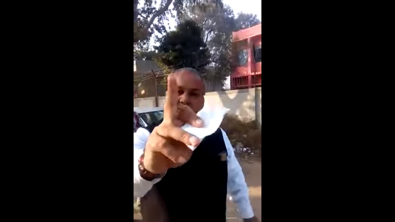 Delhi constable viral video 1