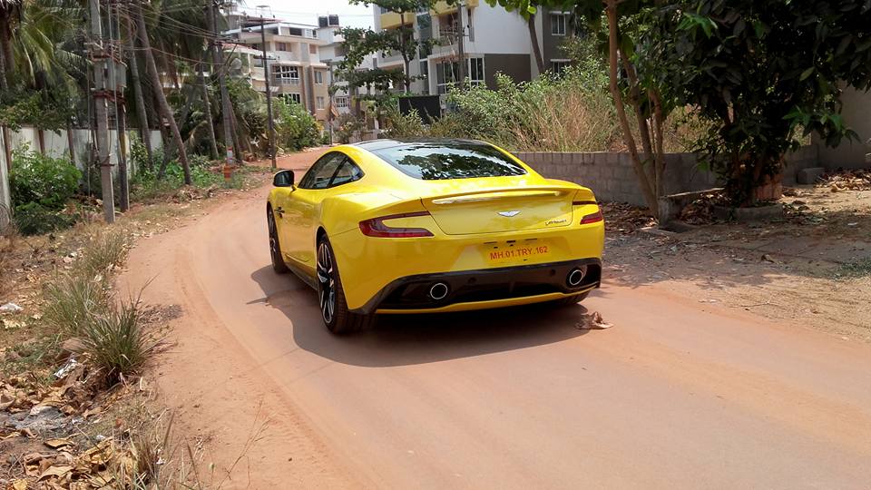 Aston Martin vanquish Sunburst Yellow (5)