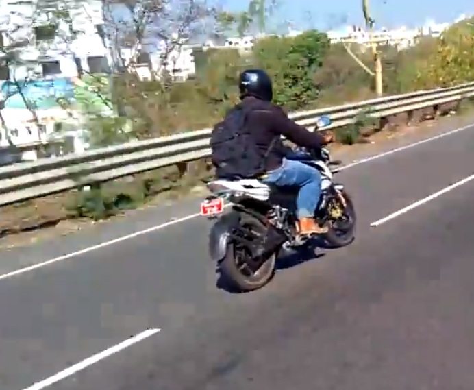 Bajaj Pulsar 200 NS ABS spied (2)