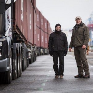 Volvo FH  vs container train
