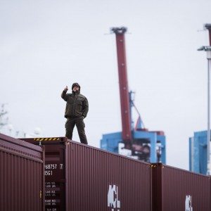 Volvo FH  vs container train