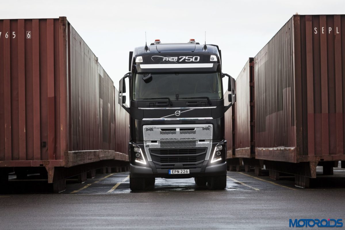 Volvo FH  vs container train