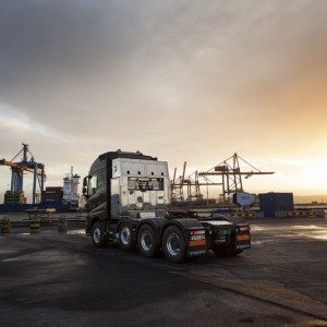 Volvo FH  vs container train