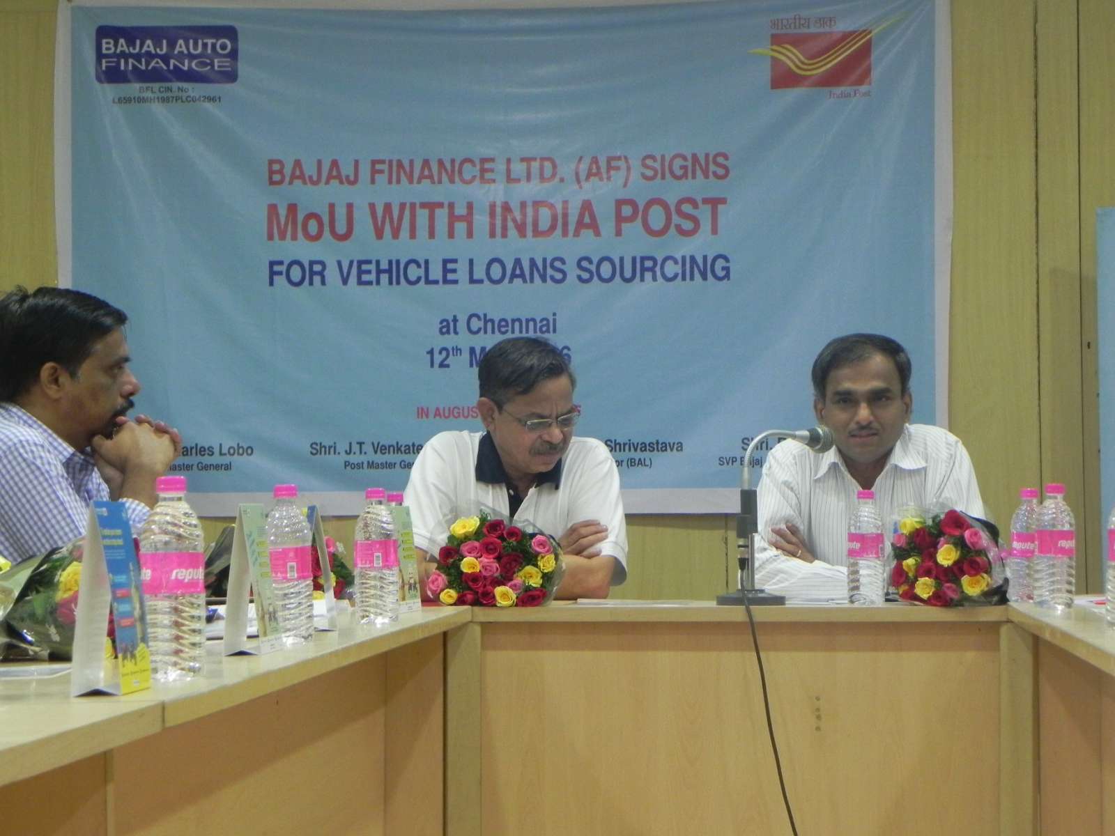 Bajaj Auto Finance ties up with India Post (1)