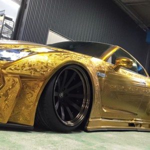 Engraved Goldmetal Paint Godzilla Nissan GTR