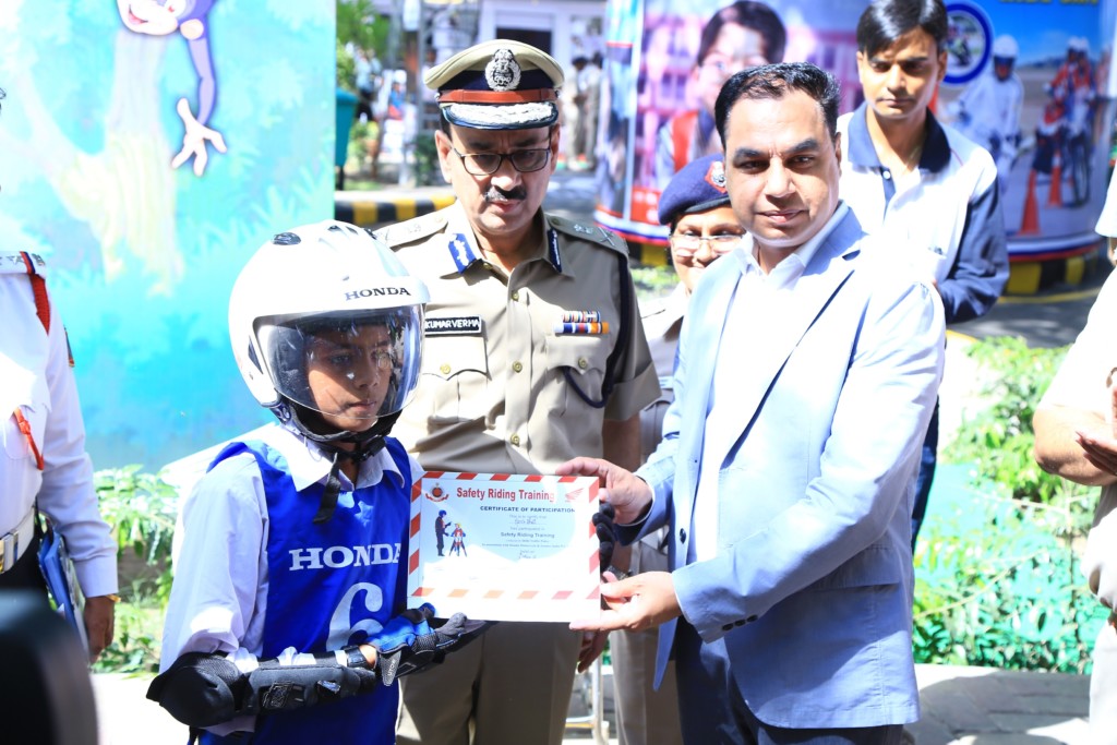 Mr. Y.S Guleria, Senior VP, Sales & Marketing, HMSI rewarding kids at Honda's Road Safety Summer Camp with Mr. Alok Kumar Verma, Commissioner of Police, Delhi