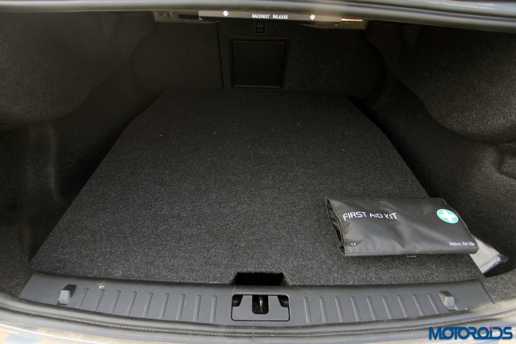 Volvo S60 Cross Country boot space storage