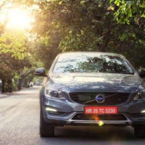 Volvo S Cross Country front profile
