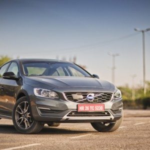 Volvo S Cross Country front three quarters