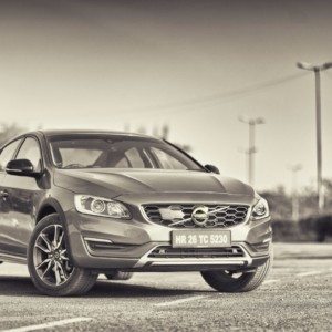 Volvo S Cross Country front three quarters