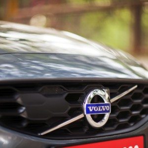Volvo S Cross Country grille front