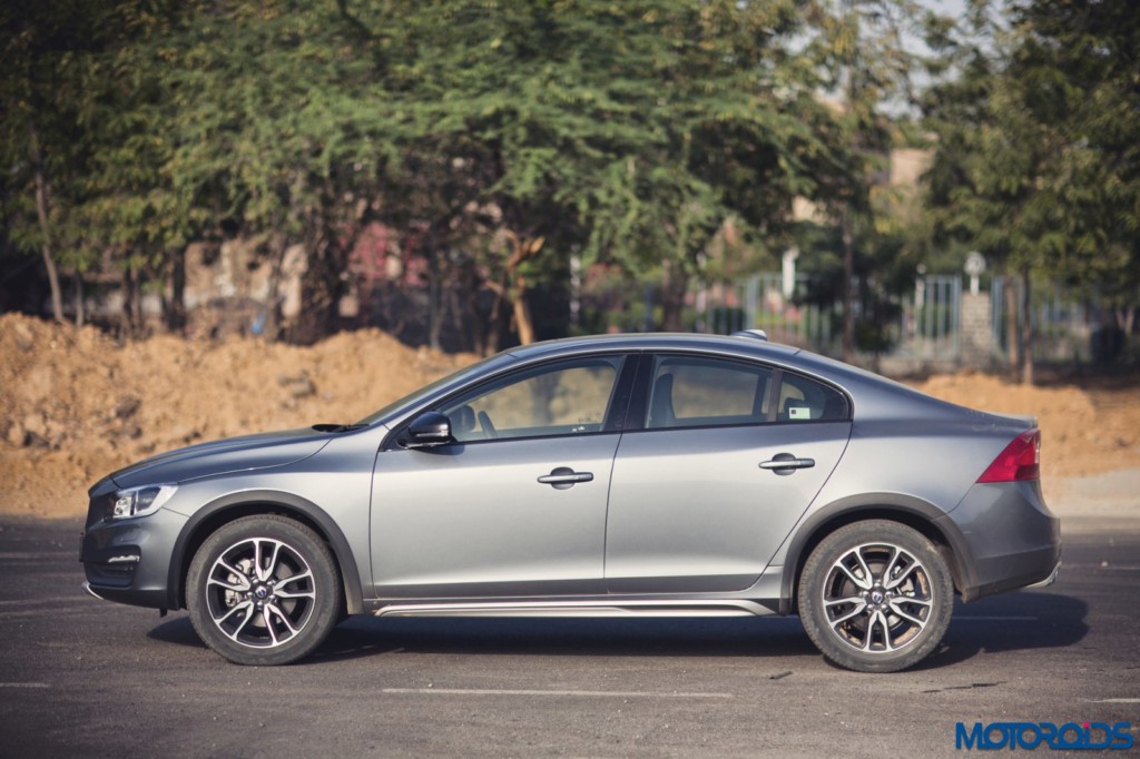 Volvo S60 Cross Country side profile left