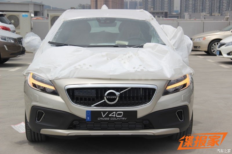 2016 Volvo V40 Cross Country facelift (10)