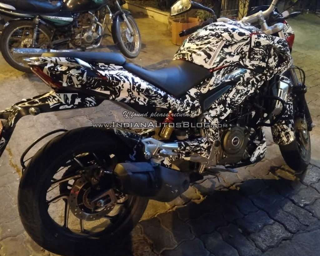 Bajaj Pulsar CS 400 (2)