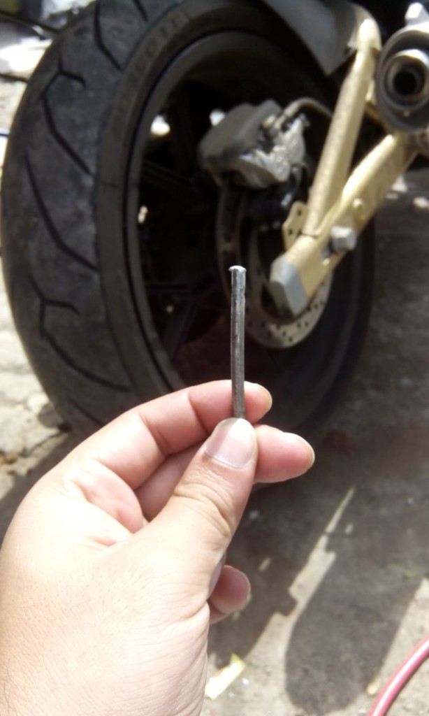 Mahindra Mojo tyre puncture (1)