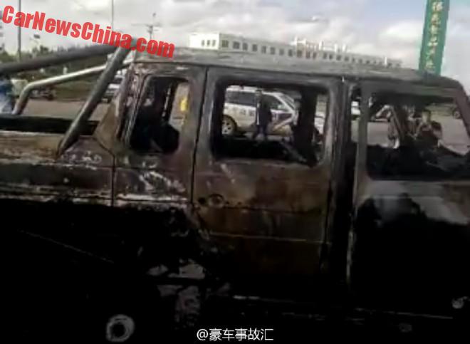 Mansory tuned Mercedes-Benz G63 6X6AMG catches fire (2)