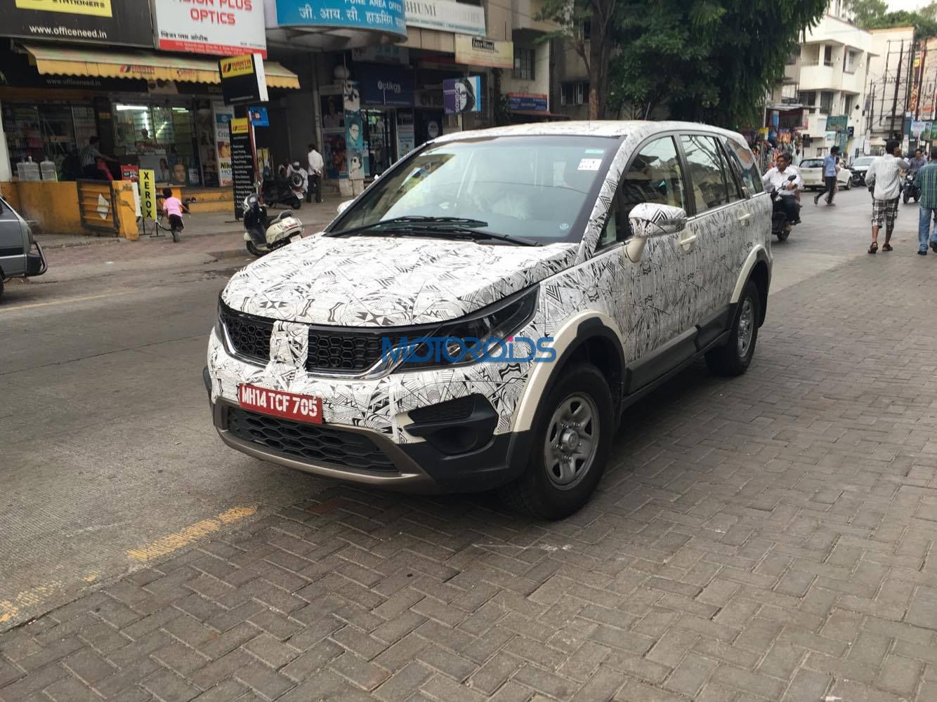 Tata Hexa base variant spied (1)