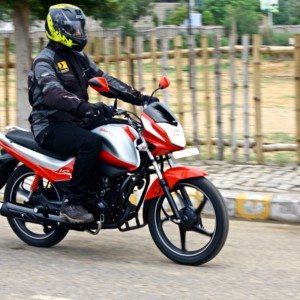 Hero MotoCorp Splendor  iSmart action