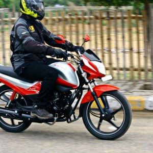 Hero MotoCorp Splendor  iSmart action