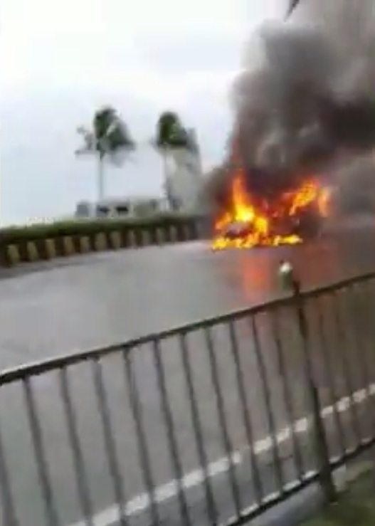 Skoda Rapid catches fire Haji Ali 1