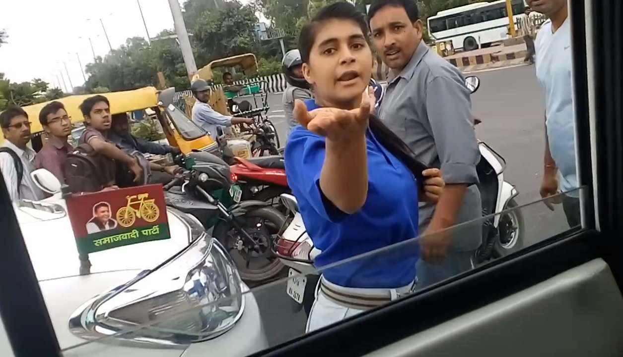 Alleged 'VIP' caught bullying locals at a traffic signal in Delhi (1)