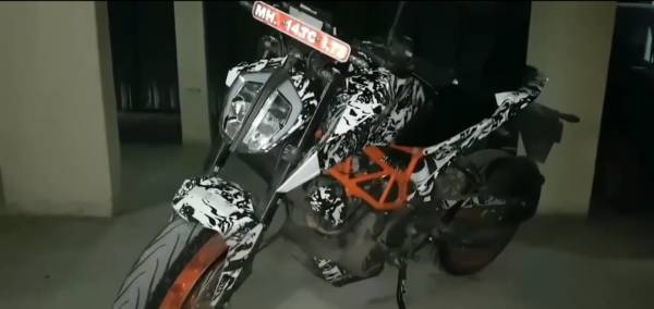 2017-ktm-duke-390-spotted-again-1