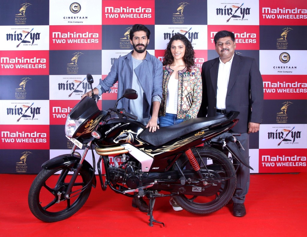 mahindra-mirzya-picture-harshvardhan-kapoor-saiyami-kher-with-naveen-malhotra