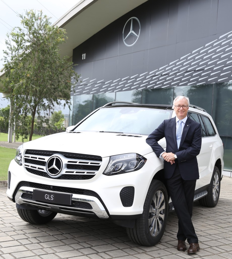 Mr. Roland Folger, MD & CEO, Mercedes-Benz India with the GLS 400 4MATIC