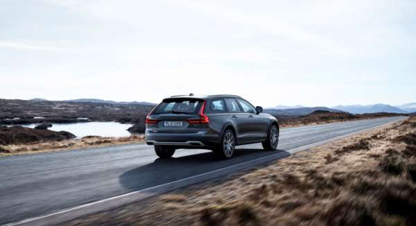 New Volvo V90 Cross Country Driving