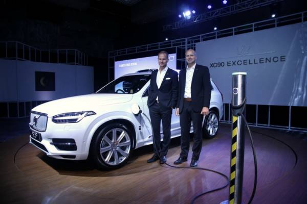 Tom von Bonsdorff MD Volvo Auto India L with Stephan Green Director Sales Marketing and PR Volvo Cars Special Products R at XC T Excellence Launch