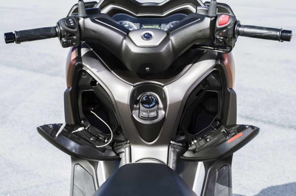 2017-yamaha-xmax-300-23