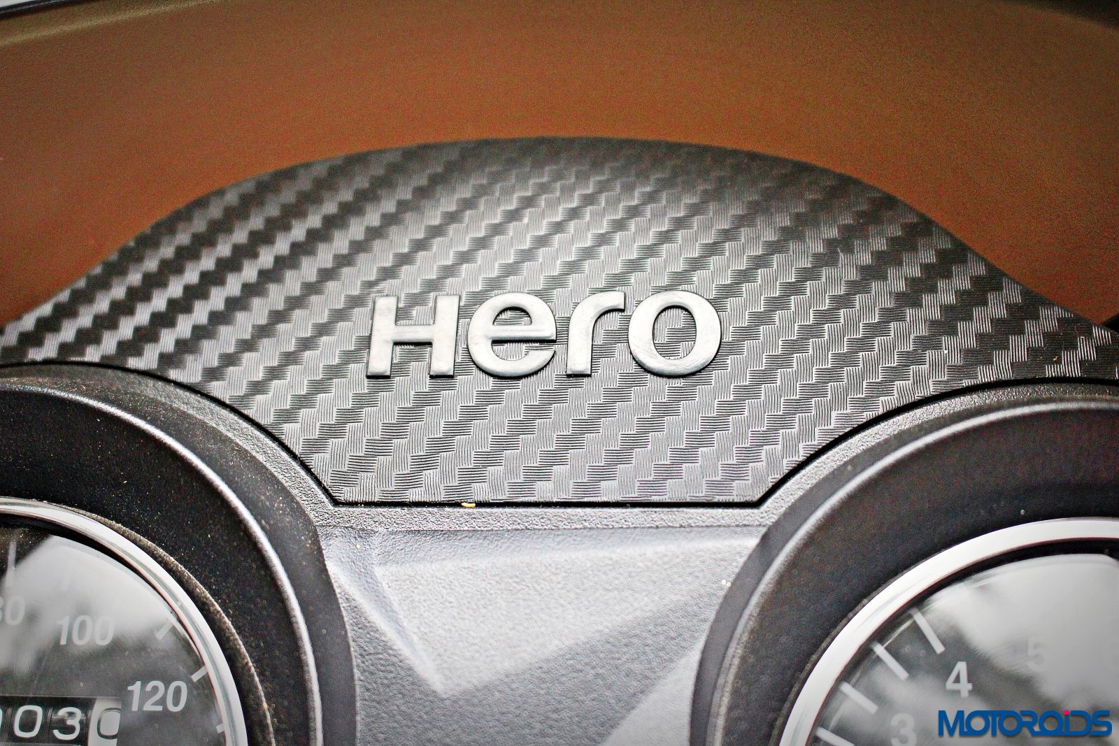 hero-motocorp-achiever-150-faux-carbon-fibre-insert