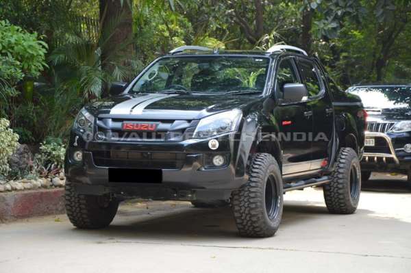 modified-isuzu-d-max-v-cross-by-autopsyche-1