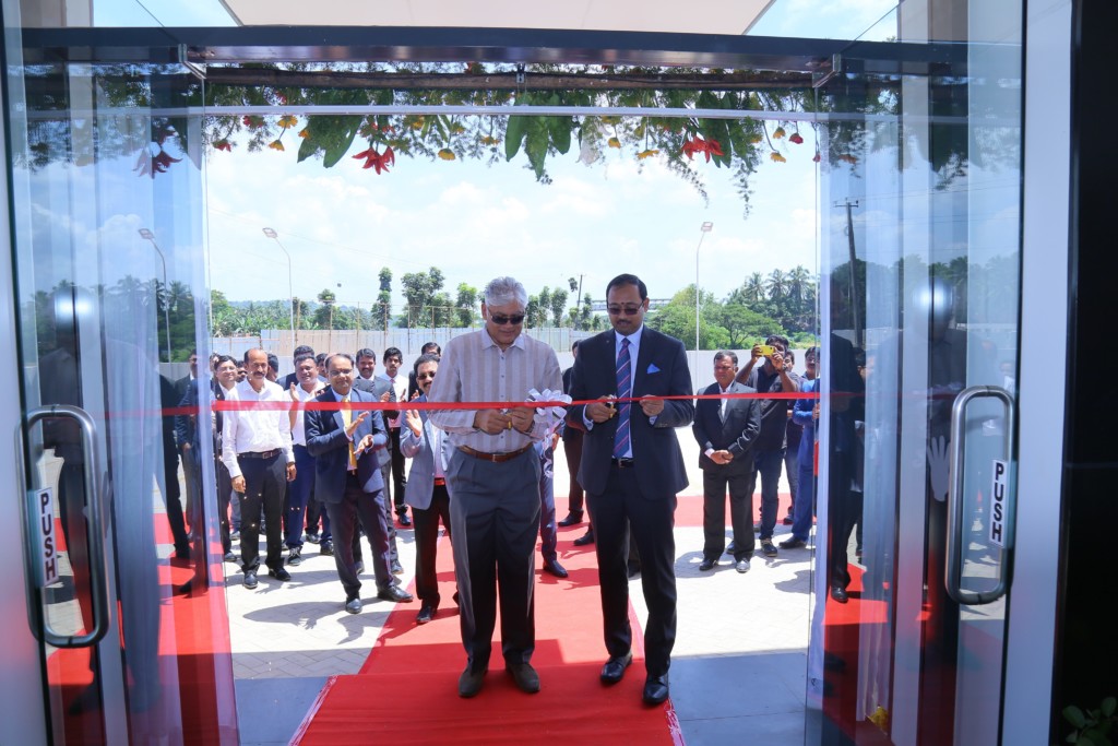 mr-santosh-iyer-vp-after-sales-retail-training-and-mr-sharath-vijayaraghavan-executive-director-sundaram-motors-inaugurating-the-mercedes-benz-workshop