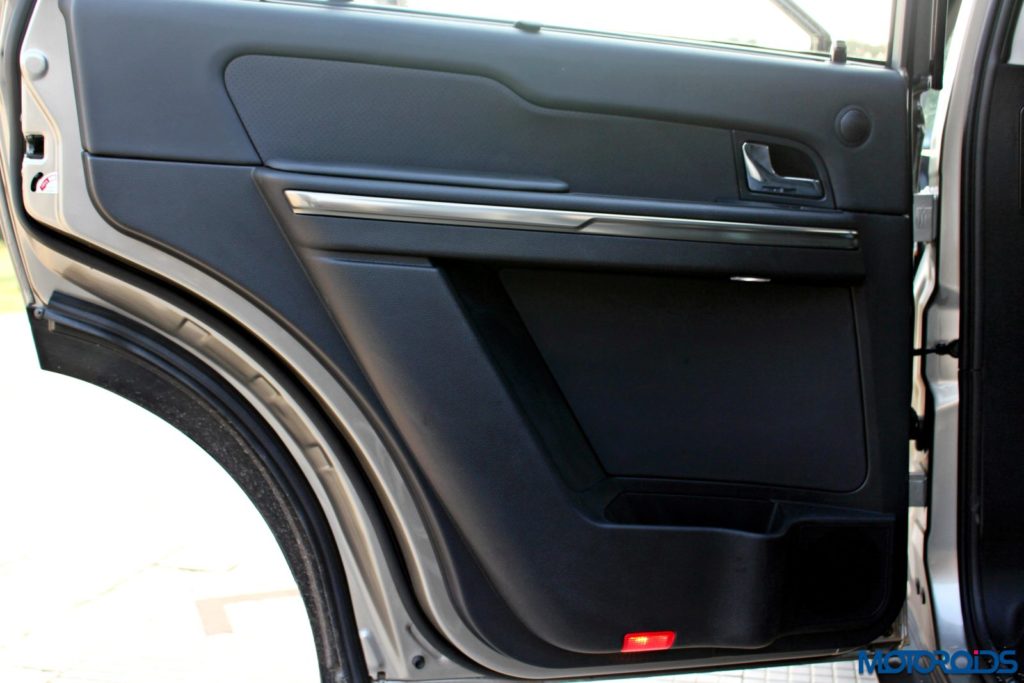 tata-hexa-door-trim-2