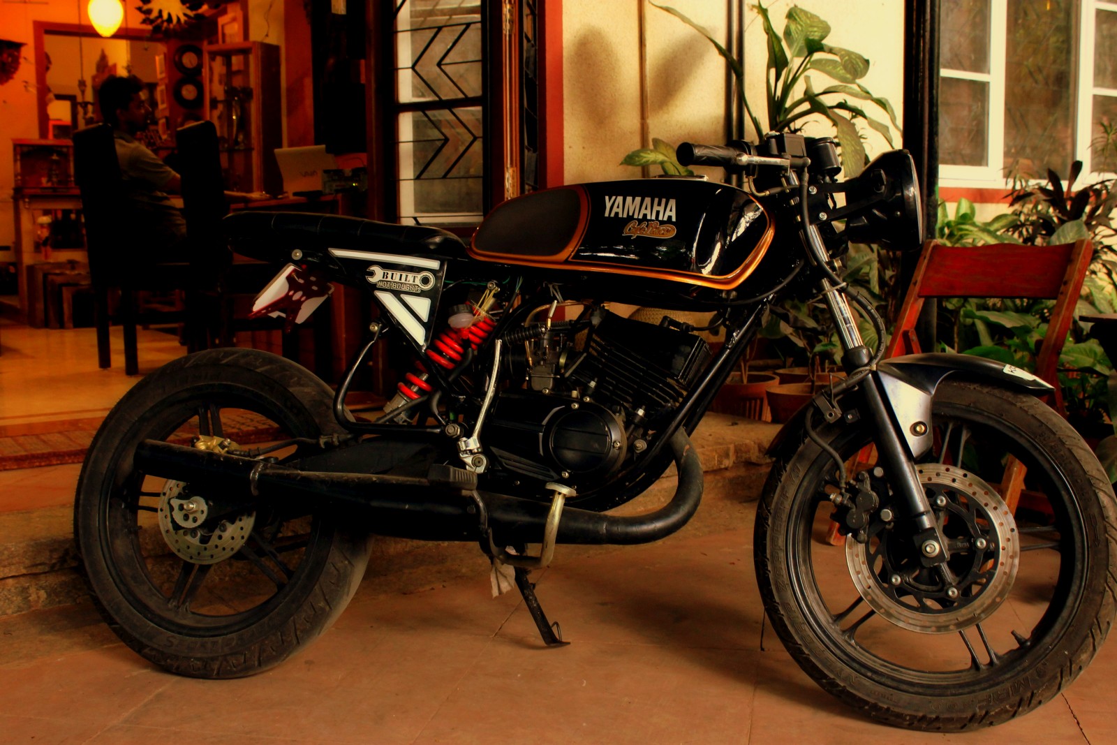 Bangalore based engineer builds a custom Yamaha RX135 Cafe ... (1600 x 1067 Pixel)