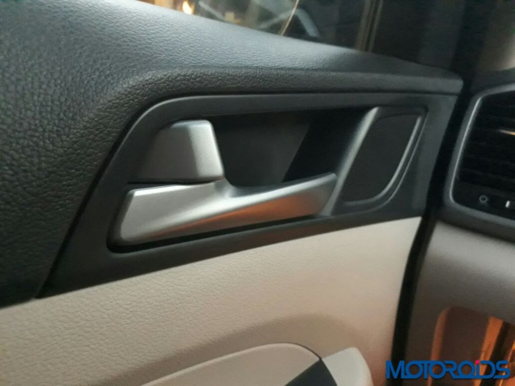 2016-hyundai-tucson-interior-door-handle