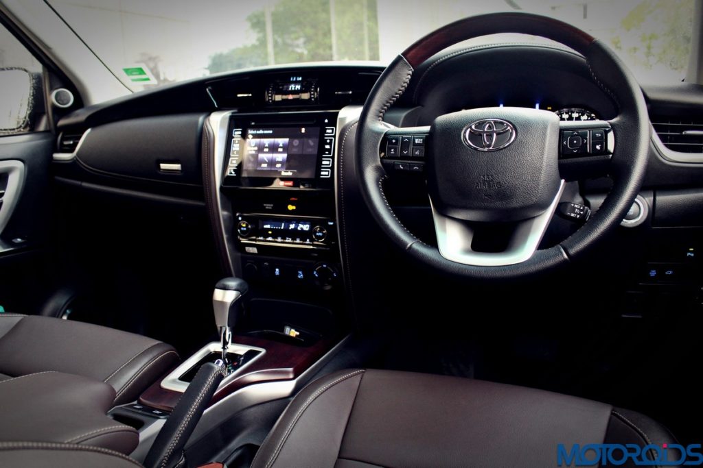 2016-toyota-fortuner-dashboard-3