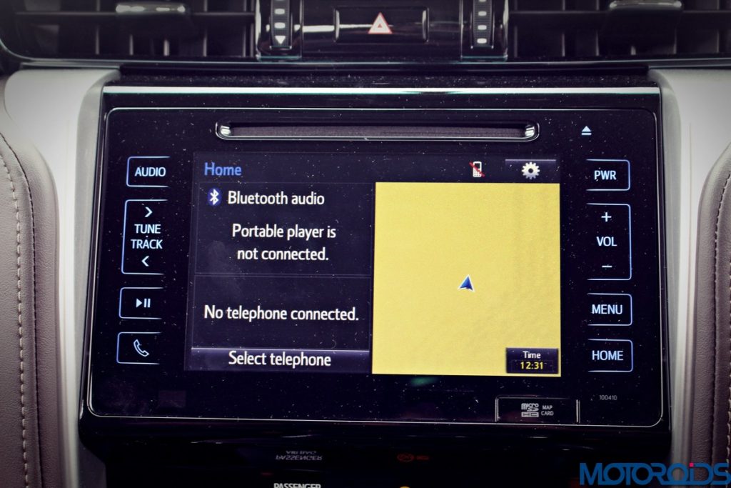2016-toyota-fortuner-infotainment-1