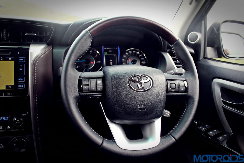 2016-toyota-fortuner-steering-wheel